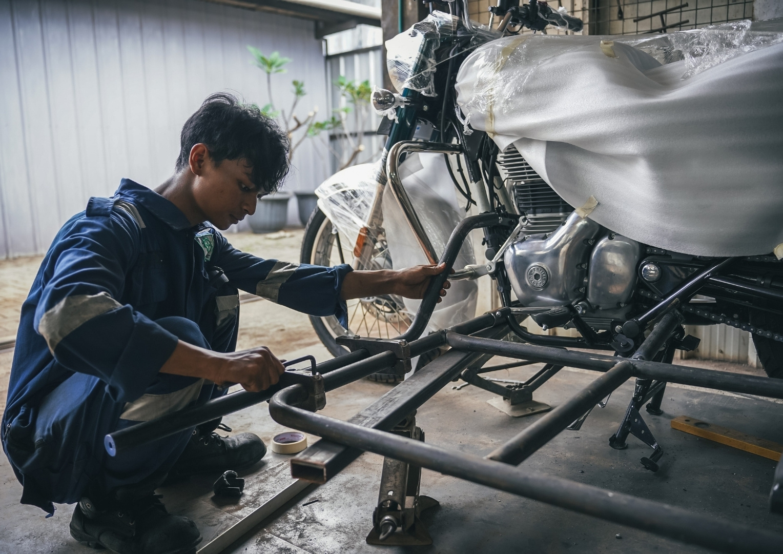Leveling the sidecar chassis to ensure perfect balance and riding safety